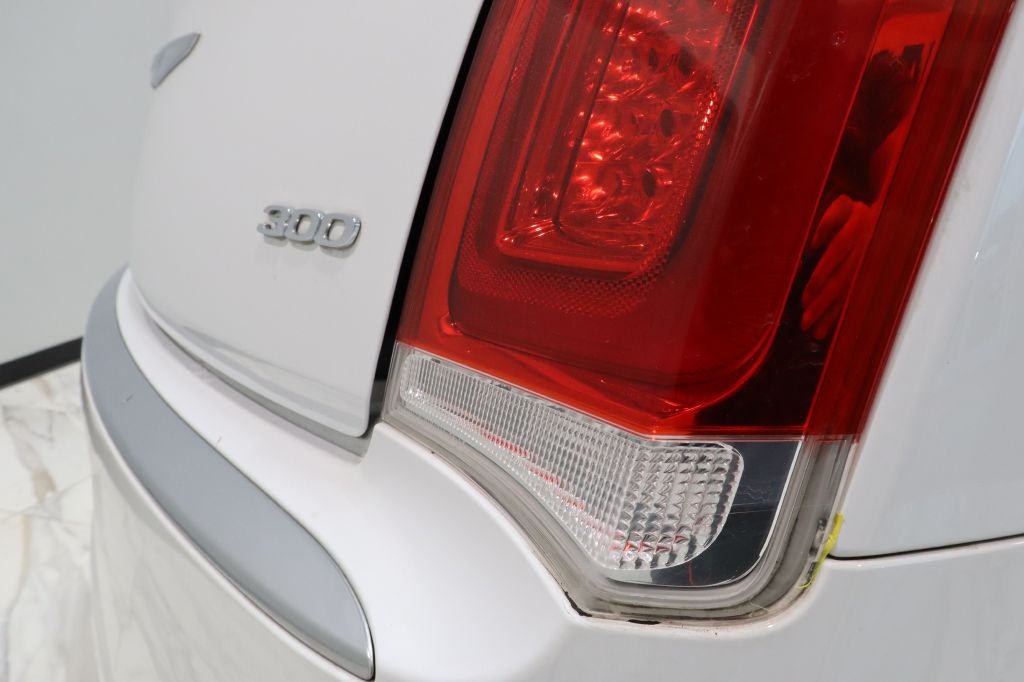 Photo 31 of this CHRYSLER 300