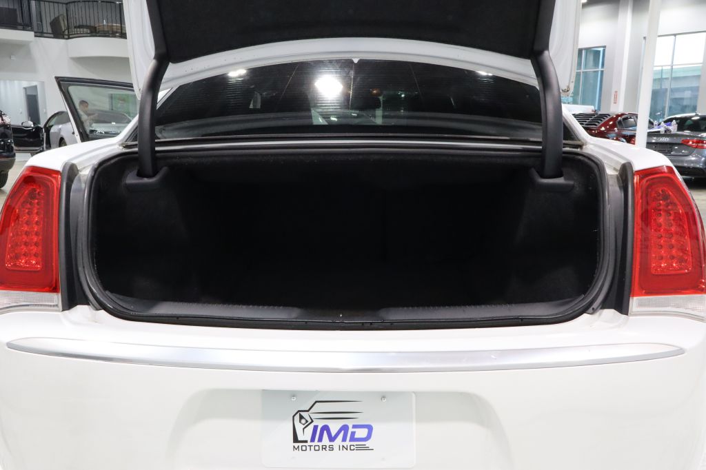 Photo 32 of this CHRYSLER 300