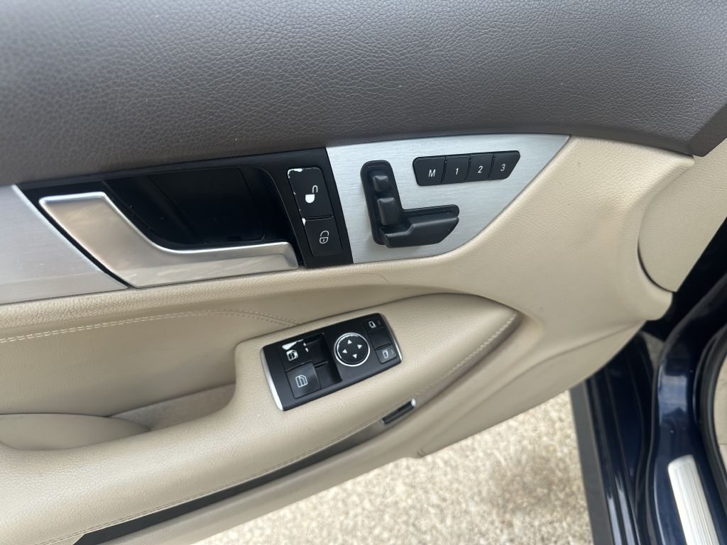 Photo 8 of this MERCEDES-BENZ C-CLASS
