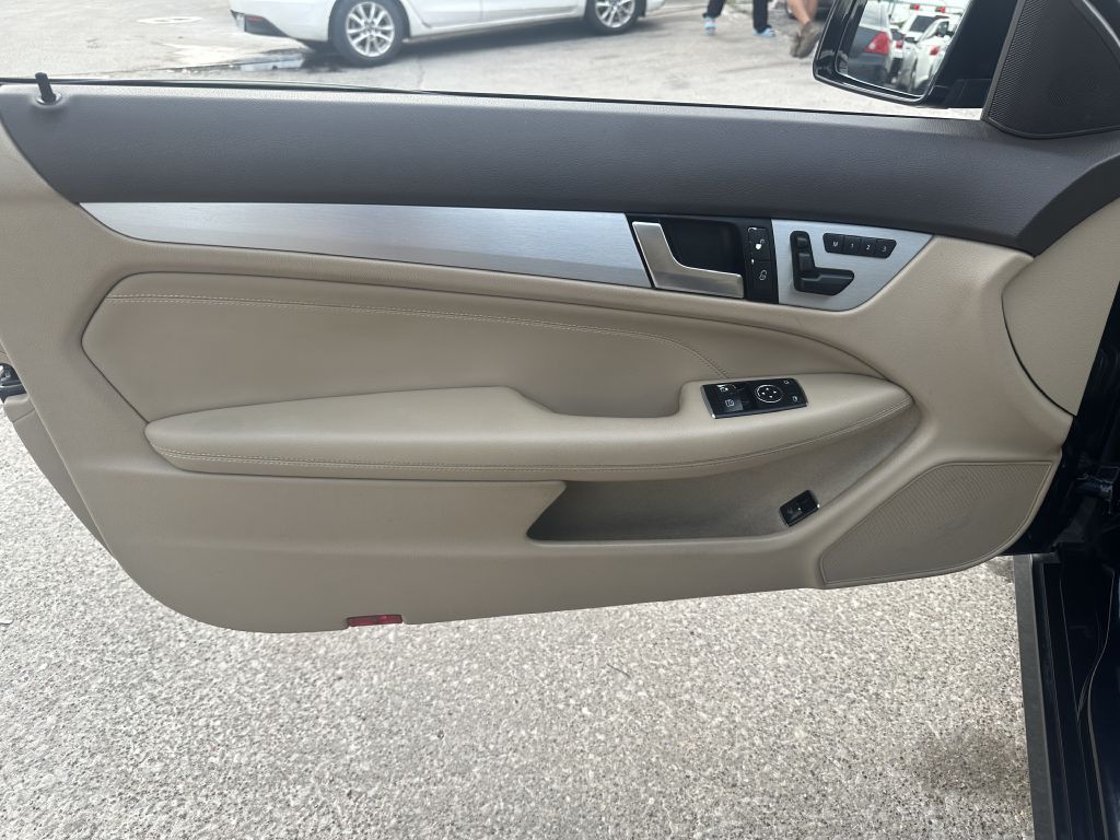 Photo 9 of this MERCEDES-BENZ C-CLASS