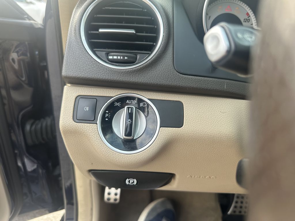 Photo 20 of this MERCEDES-BENZ C-CLASS