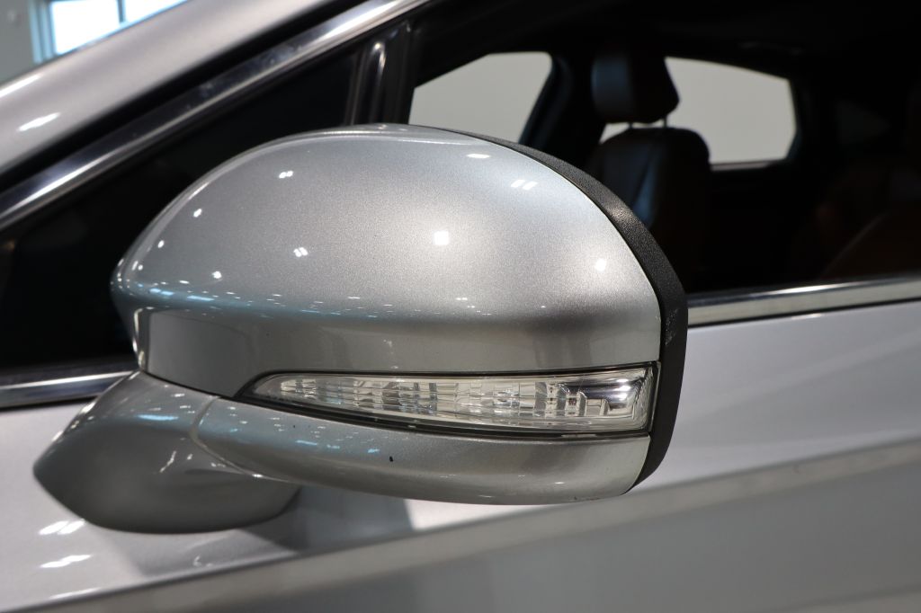 Photo 10 of this FORD FUSION
