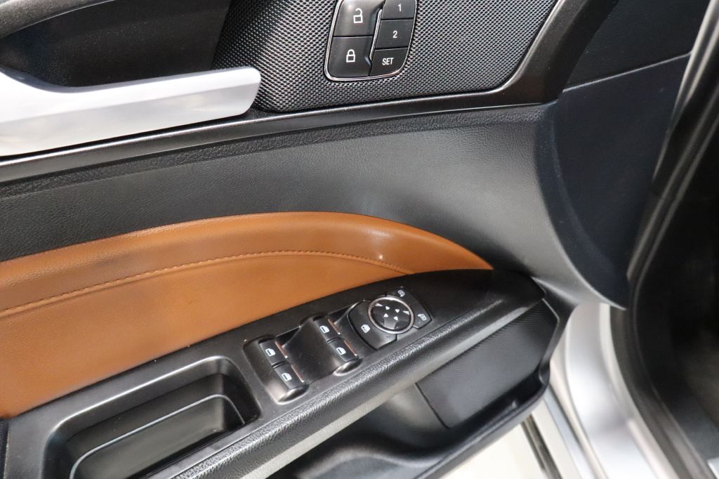 Photo 12 of this FORD FUSION
