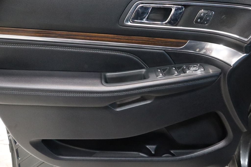 Photo 11 of this FORD EXPLORER