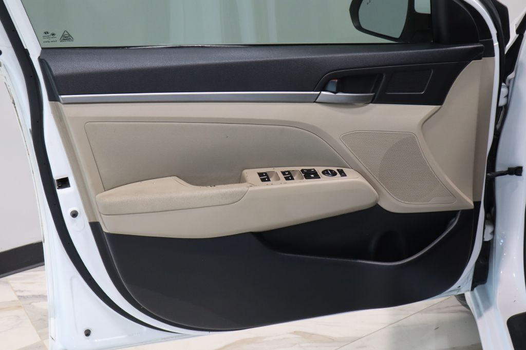 Photo 9 of this HYUNDAI ELANTRA