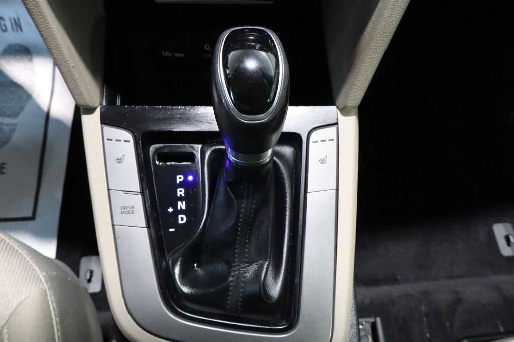 Photo 12 of this HYUNDAI ELANTRA