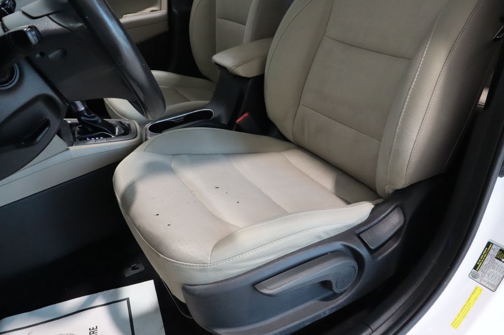 Photo 19 of this HYUNDAI ELANTRA