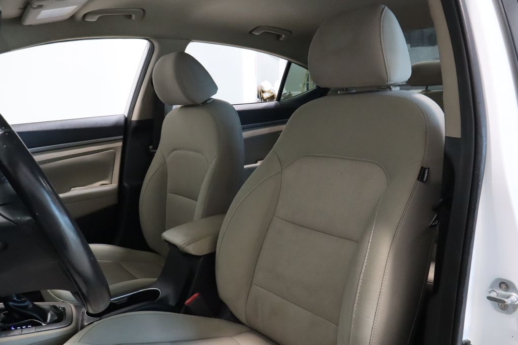 Photo 20 of this HYUNDAI ELANTRA