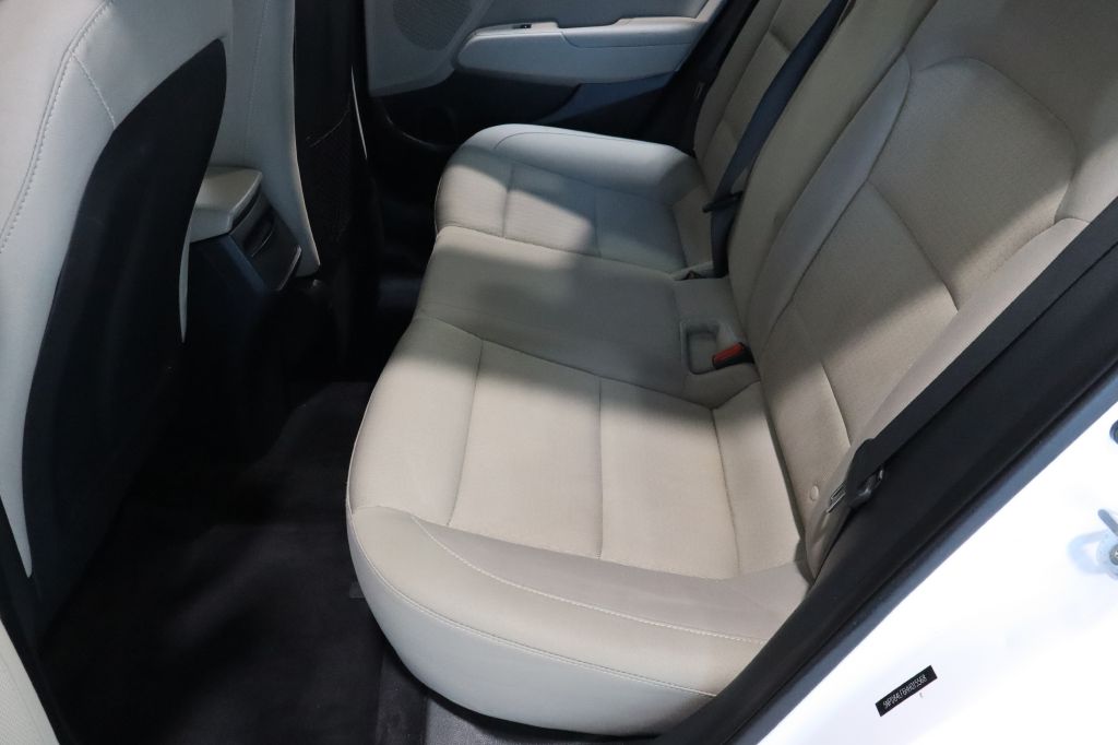 Photo 21 of this HYUNDAI ELANTRA