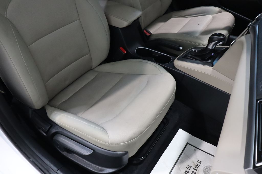 Photo 24 of this HYUNDAI ELANTRA