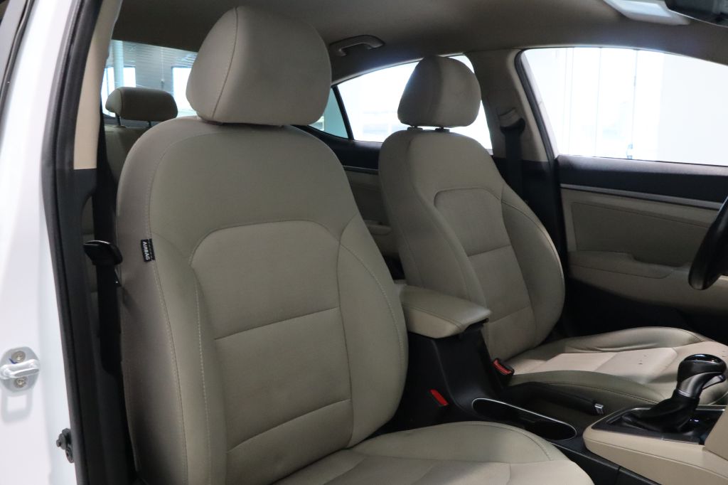 Photo 25 of this HYUNDAI ELANTRA