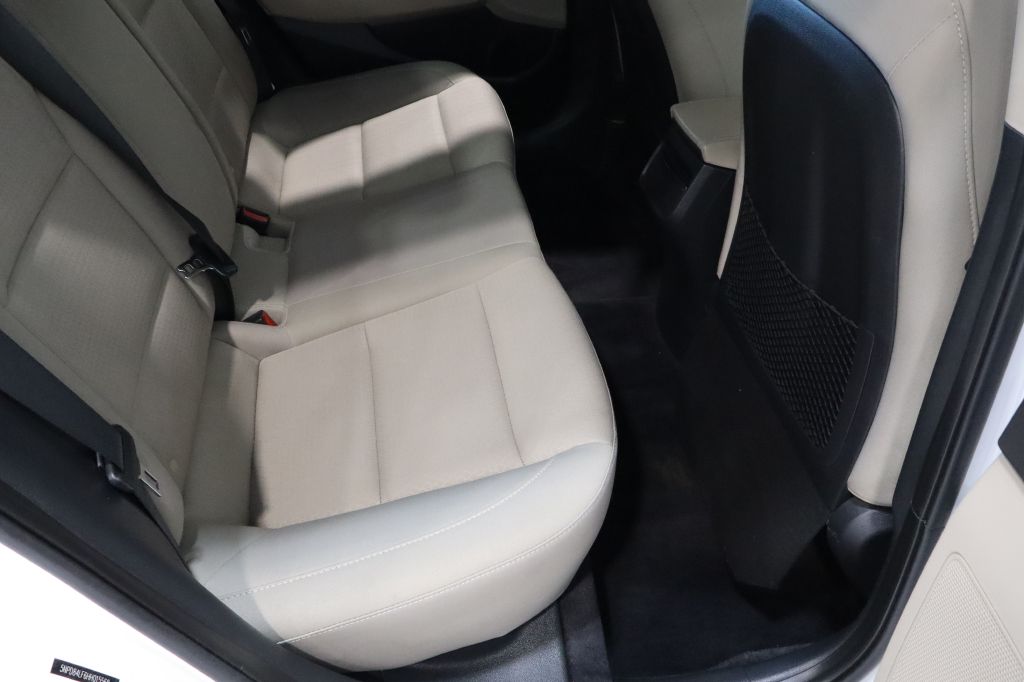 Photo 26 of this HYUNDAI ELANTRA