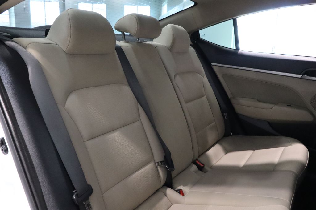 Photo 27 of this HYUNDAI ELANTRA