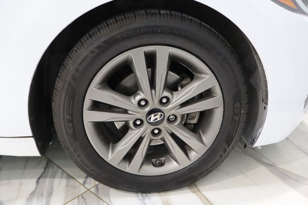 Photo 28 of this HYUNDAI ELANTRA