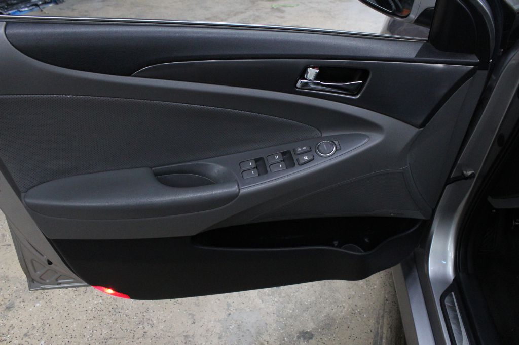 Photo 8 of this HYUNDAI SONATA