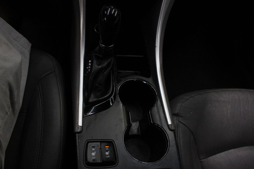 Photo 11 of this HYUNDAI SONATA