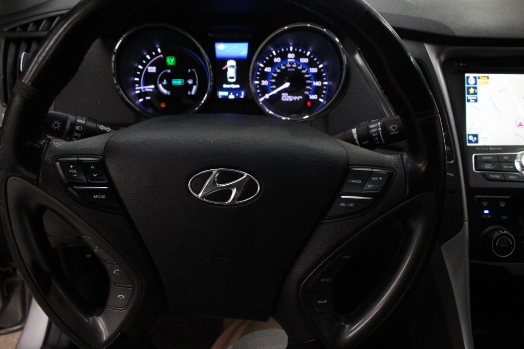 Photo 12 of this HYUNDAI SONATA