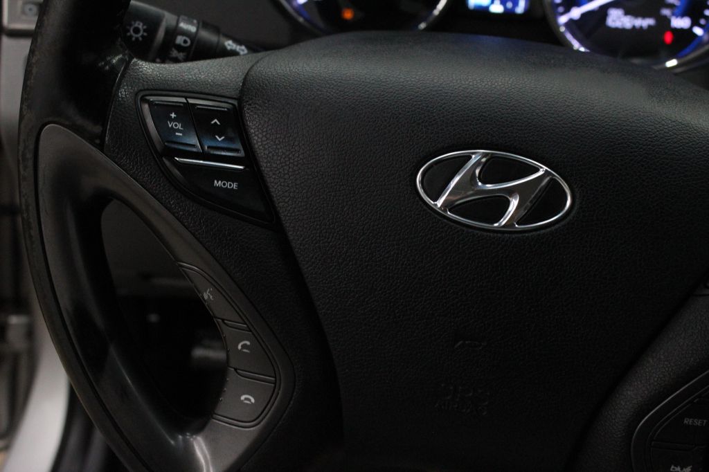 Photo 13 of this HYUNDAI SONATA