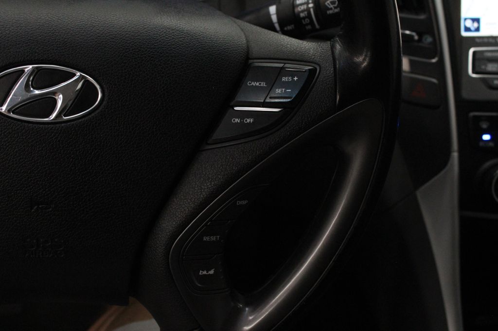 Photo 14 of this HYUNDAI SONATA