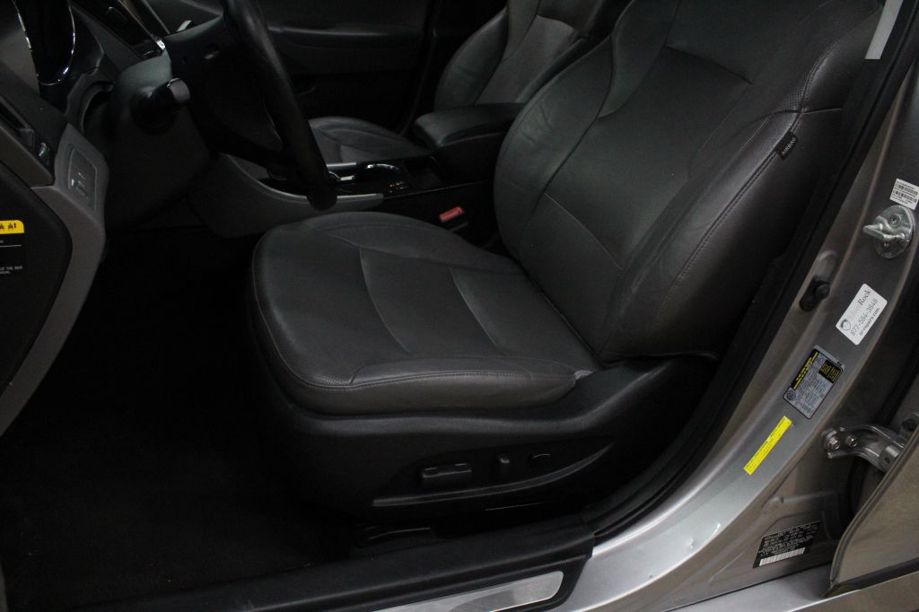 Photo 18 of this HYUNDAI SONATA