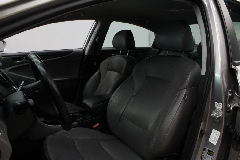 Photo 19 of this HYUNDAI SONATA