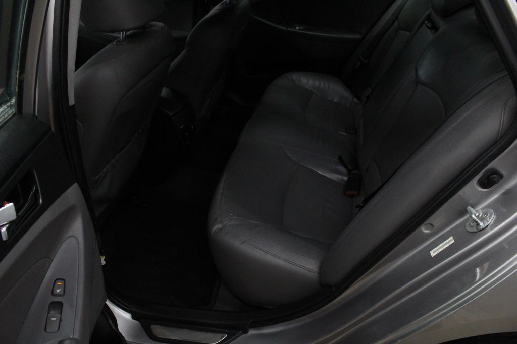 Photo 20 of this HYUNDAI SONATA