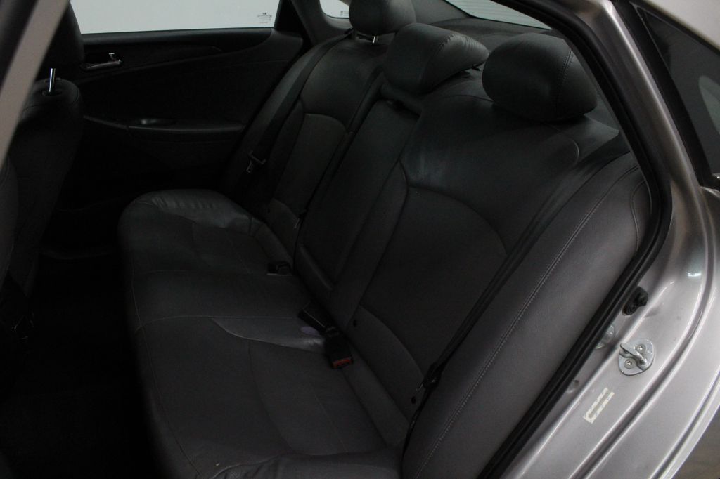 Photo 21 of this HYUNDAI SONATA