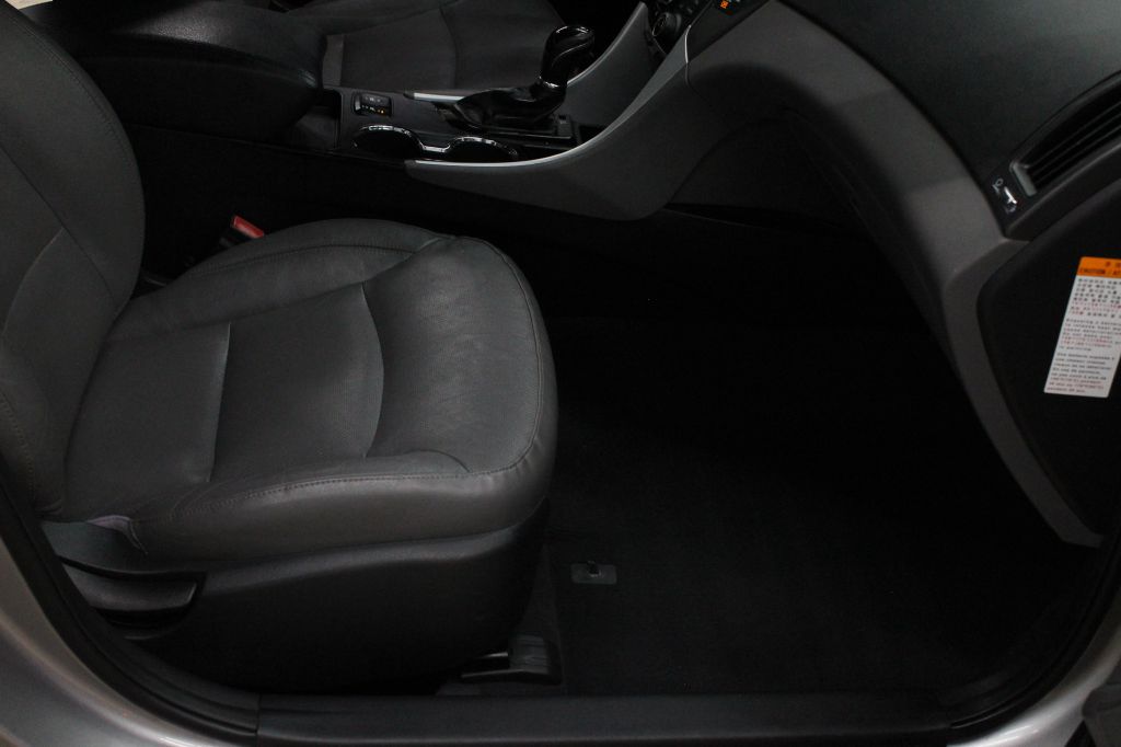 Photo 23 of this HYUNDAI SONATA