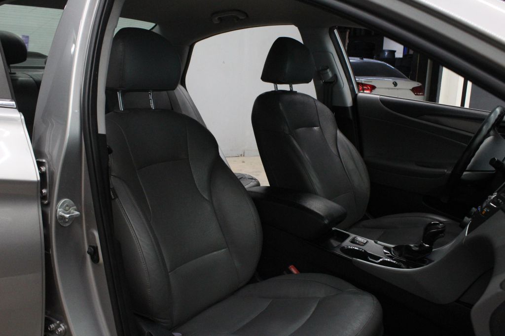 Photo 24 of this HYUNDAI SONATA