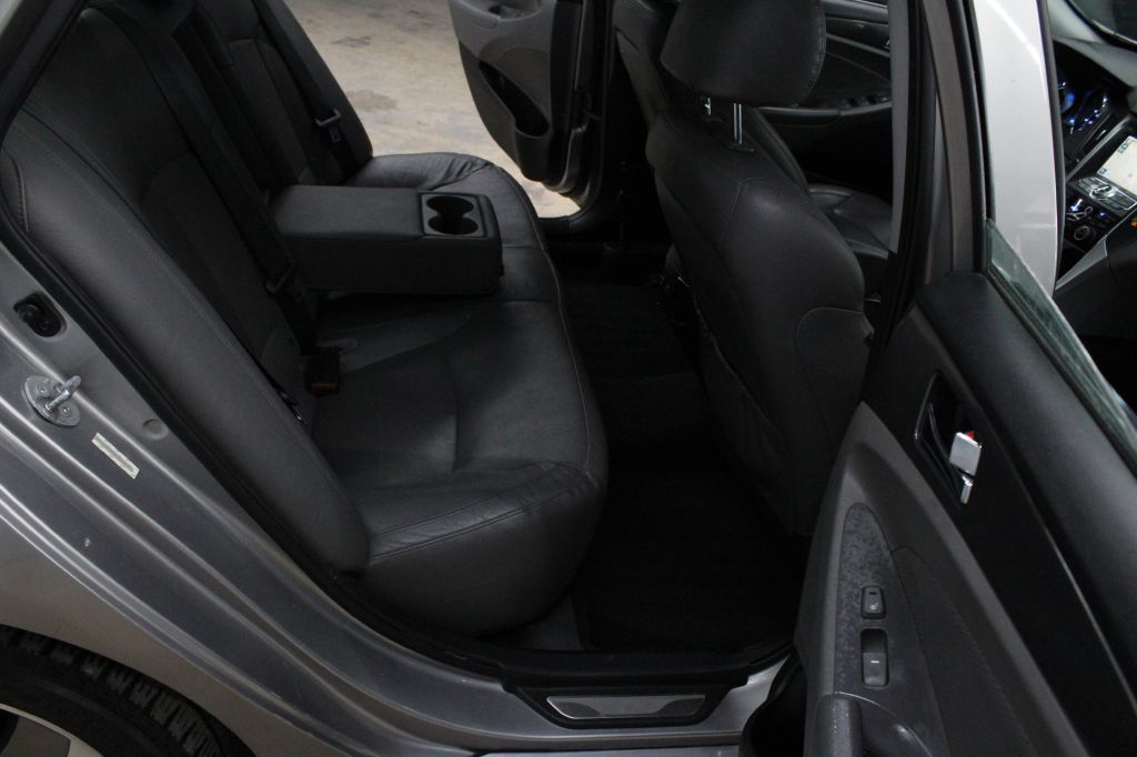 Photo 25 of this HYUNDAI SONATA