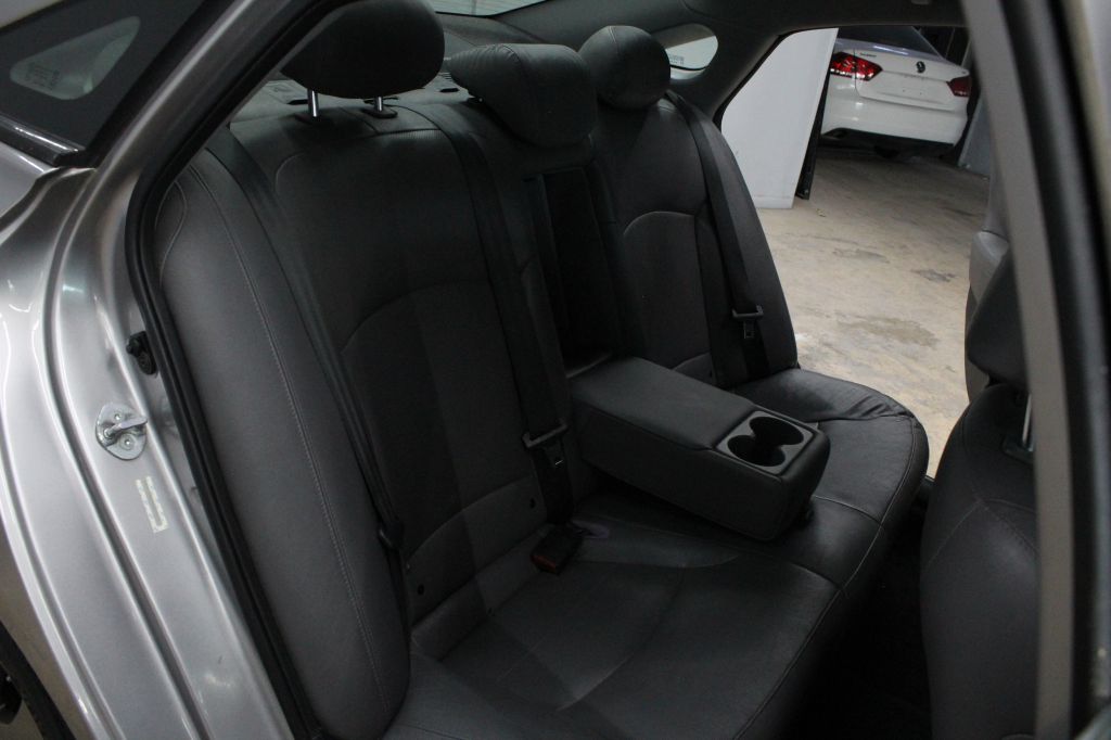 Photo 26 of this HYUNDAI SONATA