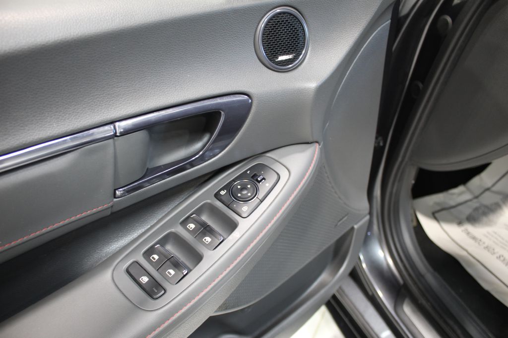 Photo 13 of this HYUNDAI SONATA