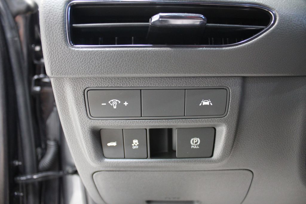 Photo 16 of this HYUNDAI SONATA
