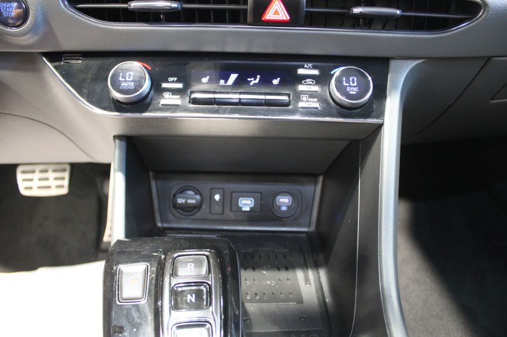 Photo 22 of this HYUNDAI SONATA