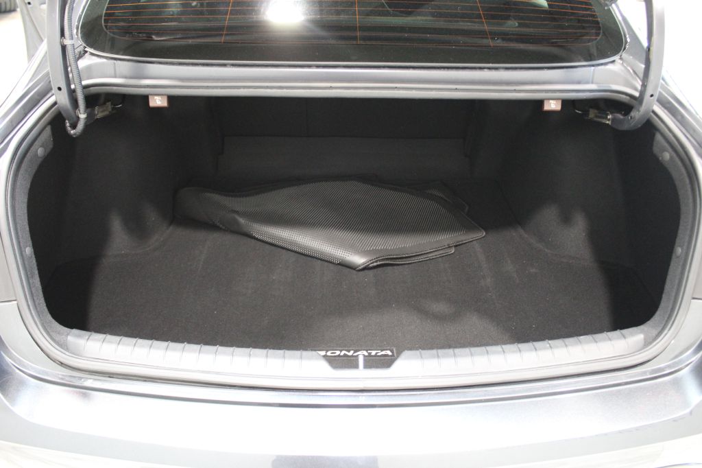 Photo 37 of this HYUNDAI SONATA