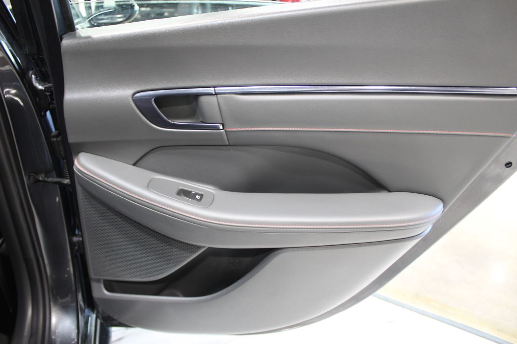 Photo 41 of this HYUNDAI SONATA