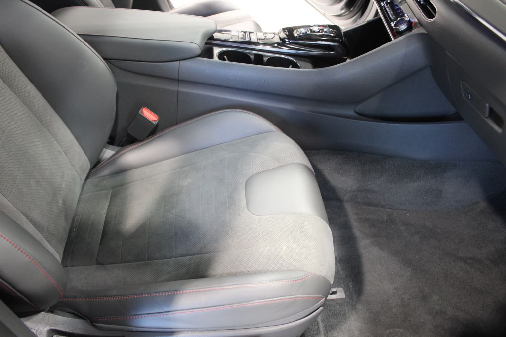 Photo 43 of this HYUNDAI SONATA