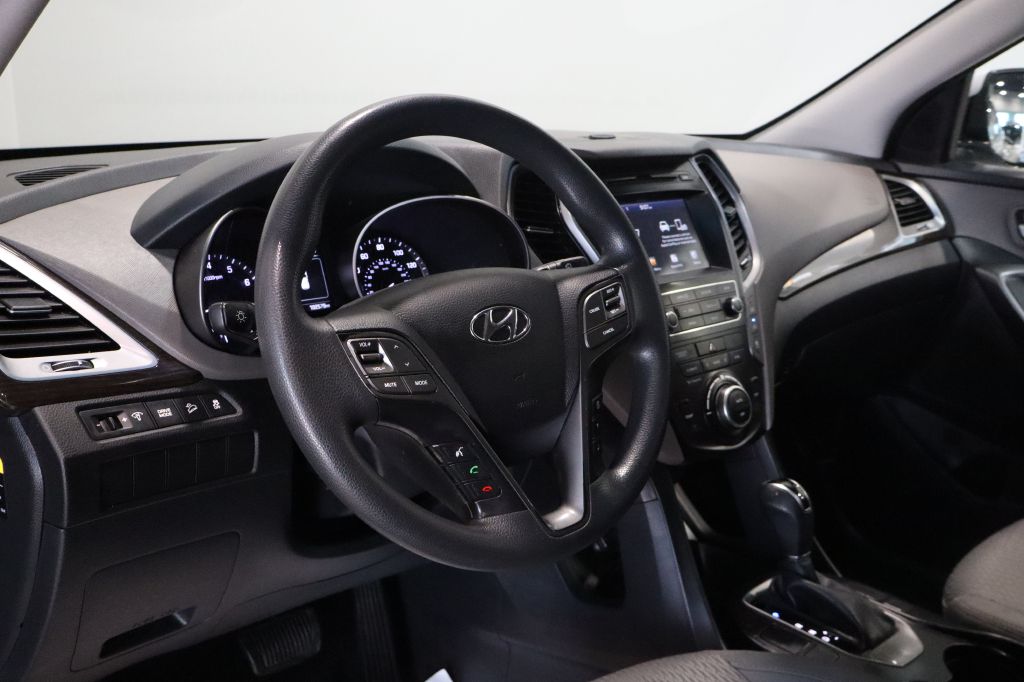 Photo 9 of this HYUNDAI SANTA FE