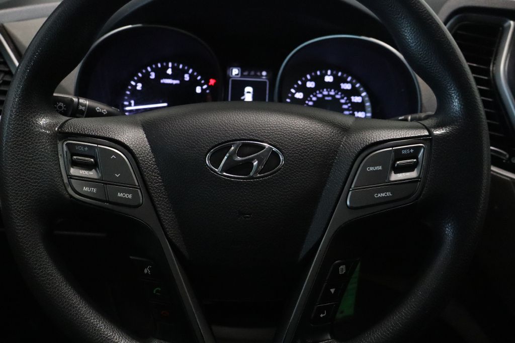 Photo 13 of this HYUNDAI SANTA FE
