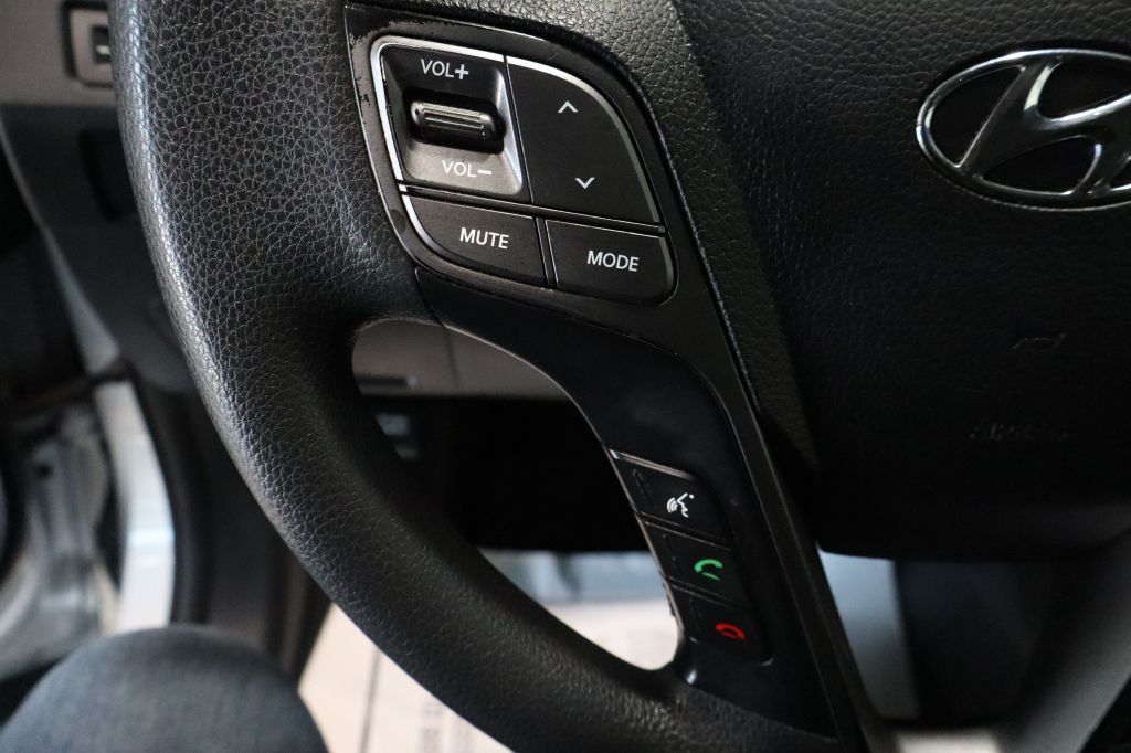 Photo 14 of this HYUNDAI SANTA FE