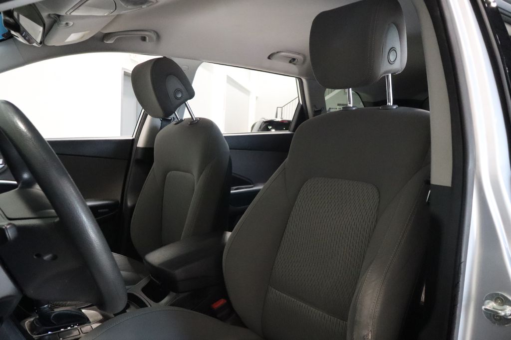 Photo 19 of this HYUNDAI SANTA FE