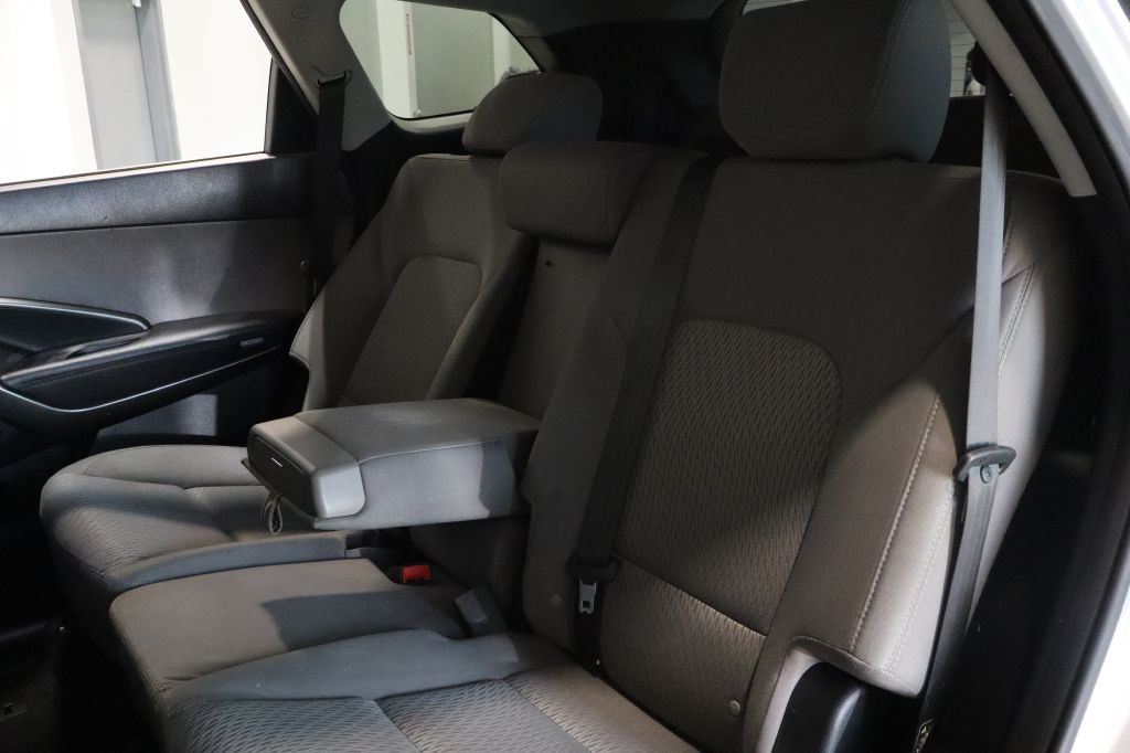 Photo 21 of this HYUNDAI SANTA FE