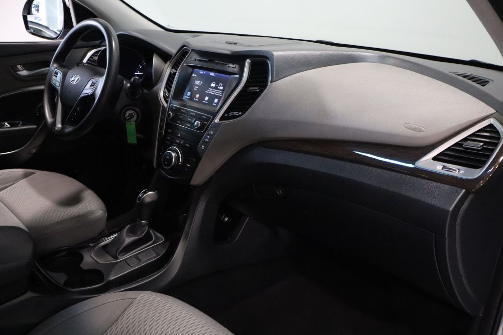 Photo 22 of this HYUNDAI SANTA FE