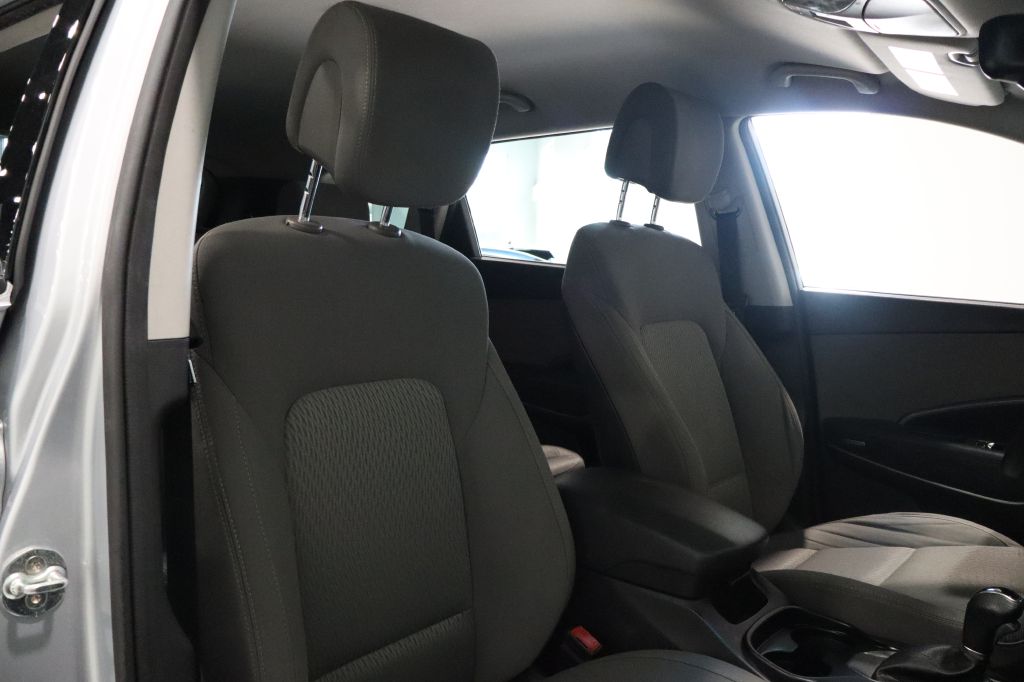 Photo 24 of this HYUNDAI SANTA FE