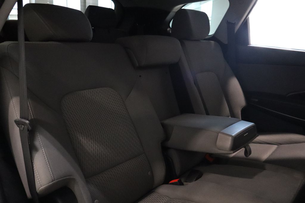 Photo 26 of this HYUNDAI SANTA FE