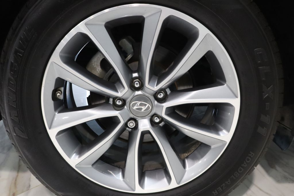 Photo 27 of this HYUNDAI SANTA FE
