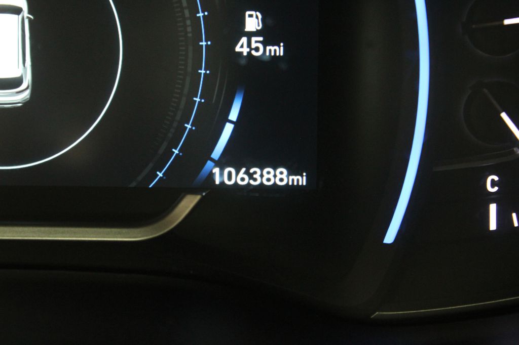 Photo 17 of this HYUNDAI SANTA FE