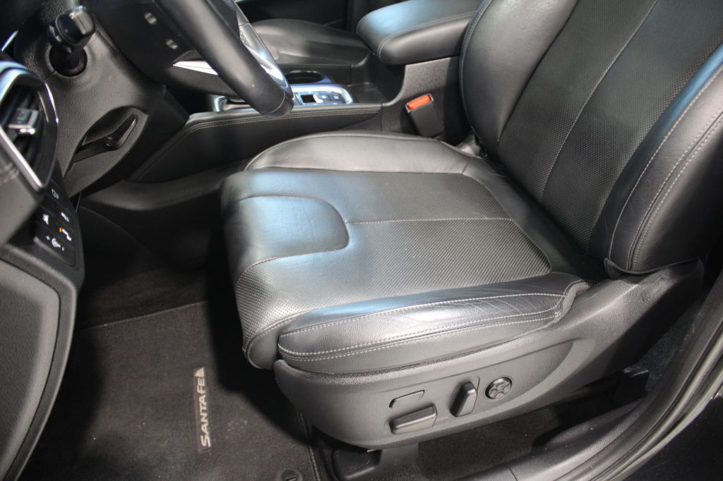 Photo 18 of this HYUNDAI SANTA FE