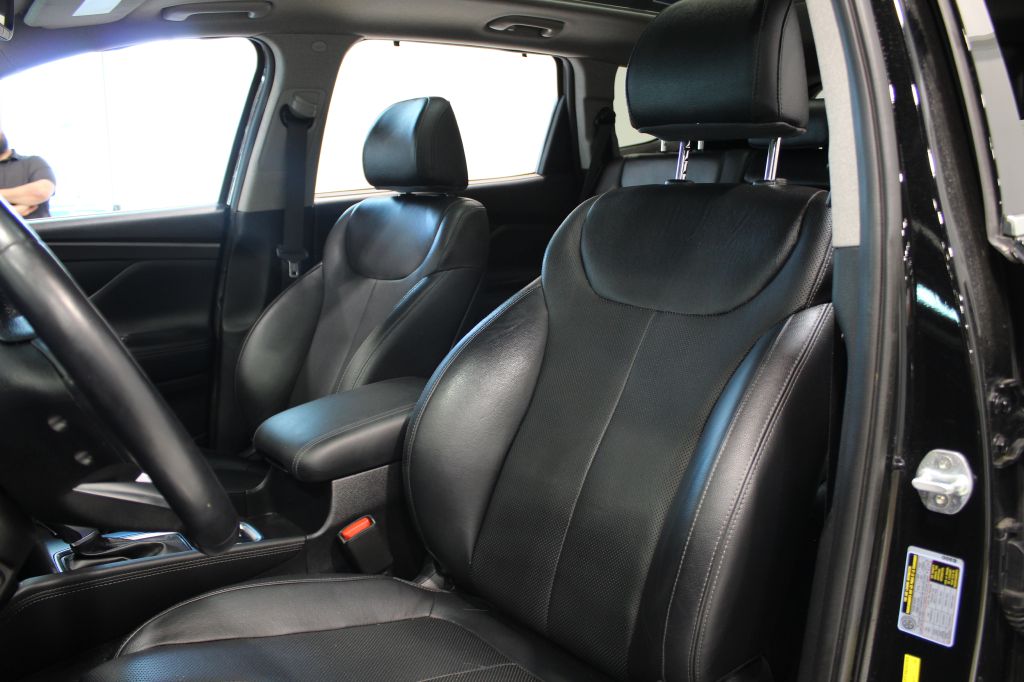 Photo 19 of this HYUNDAI SANTA FE
