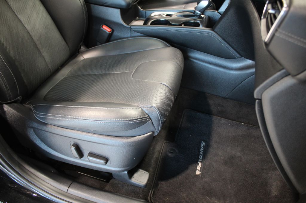 Photo 24 of this HYUNDAI SANTA FE